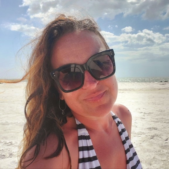 Meet your Posher, Cindy - Picture 2 of 2